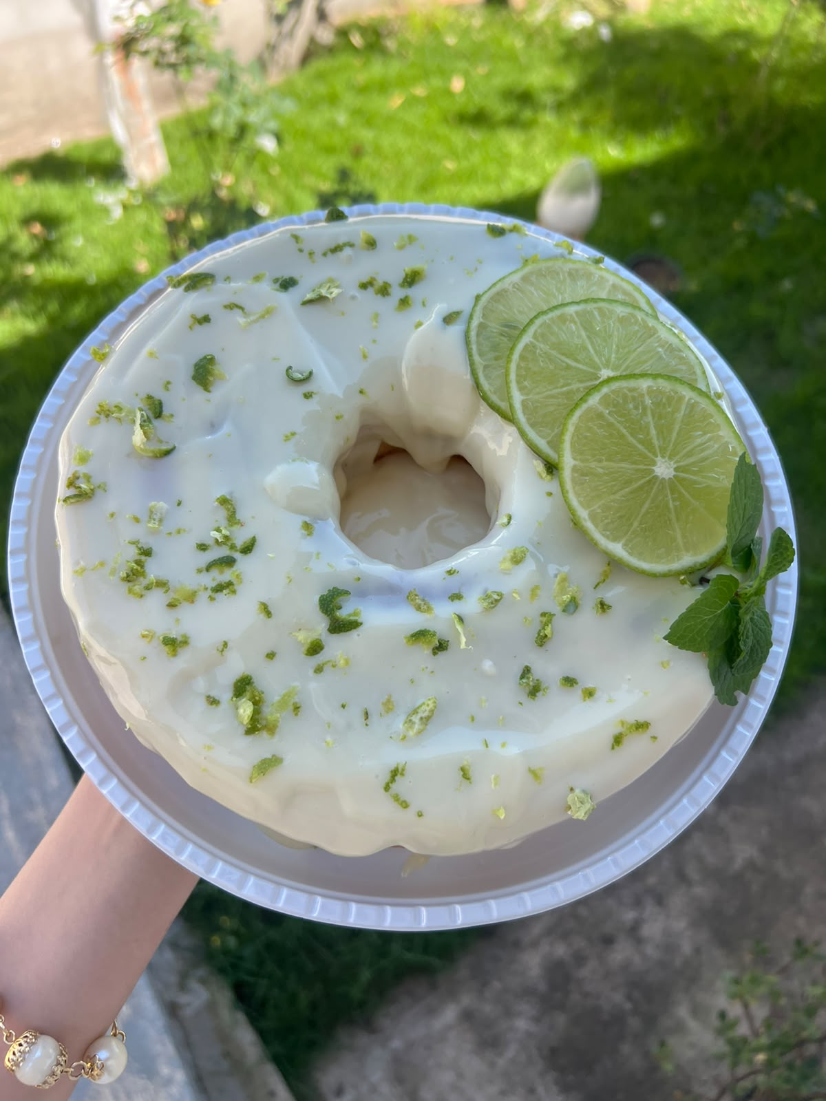 Bolo de limão com raspas